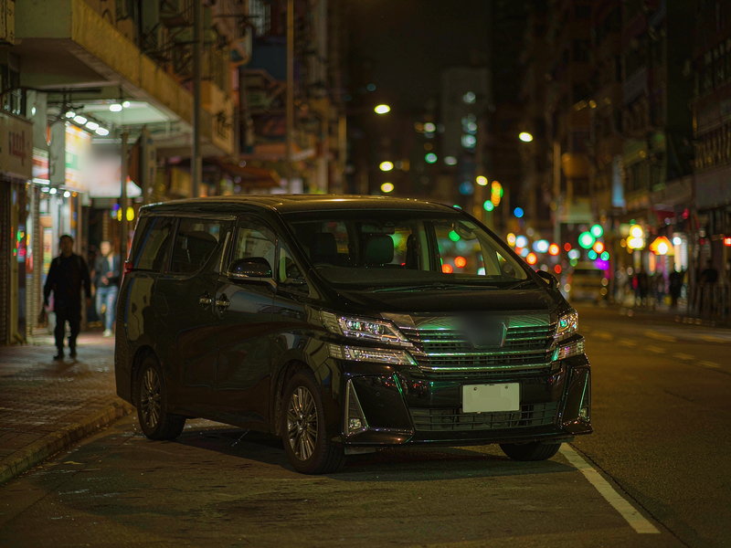 夜晚香港街头等待观演观众的黑色埃尔法七座商务车